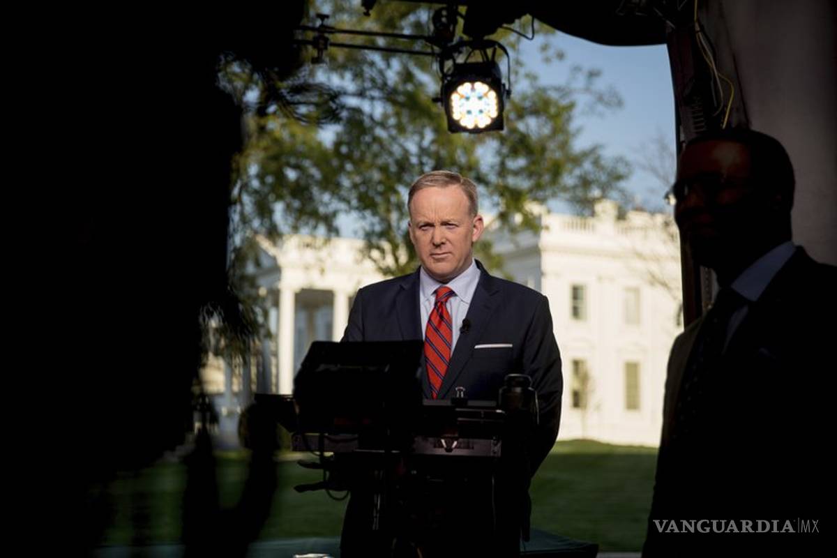 Se disculpa vocero de Trump por su referencia al Holocausto