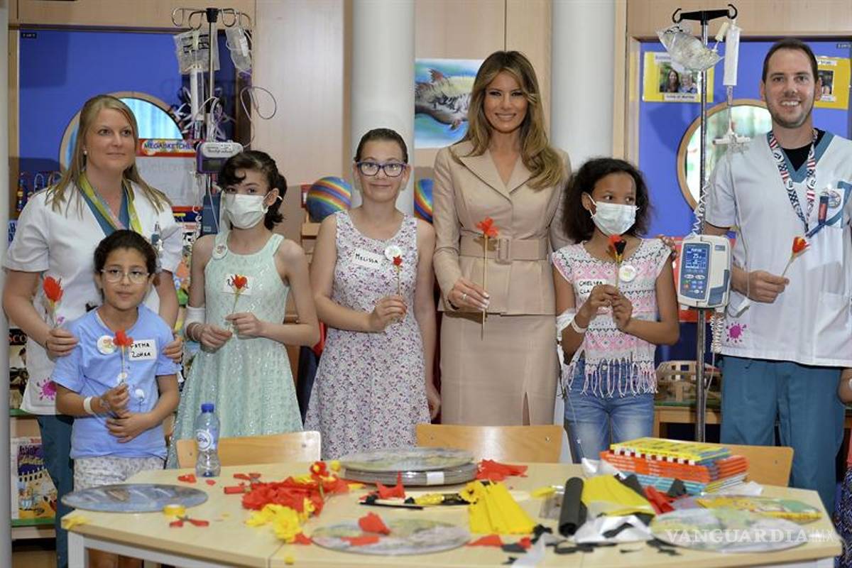 Visita Melania Trump a niños enfermos en Bruselas
