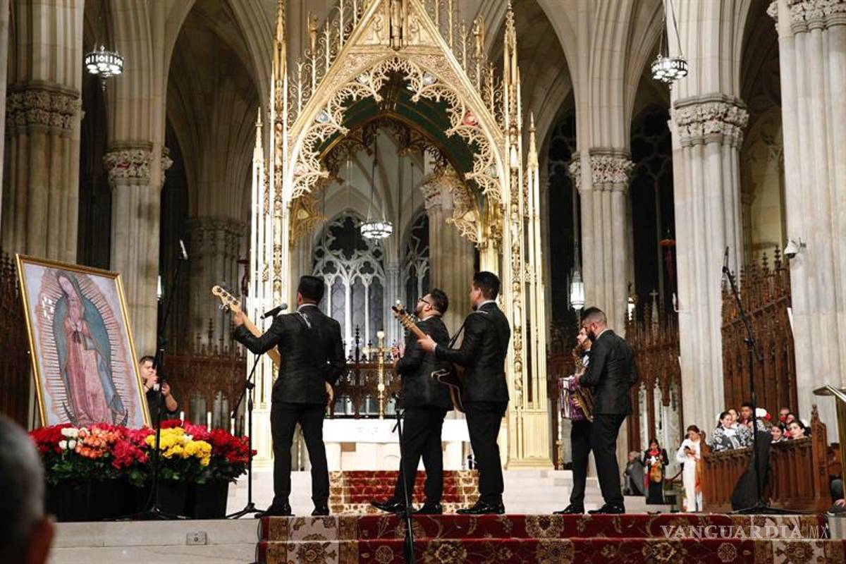 Mexicanos cantan las mañanitas a la Guadalupana en catedral de Nueva York