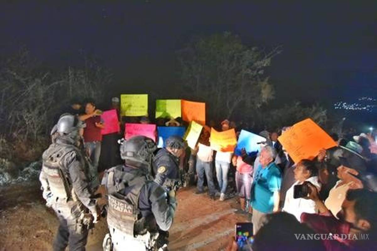 Desalojan a reporteros y activistas en bloqueo de desplazados de Guerrero