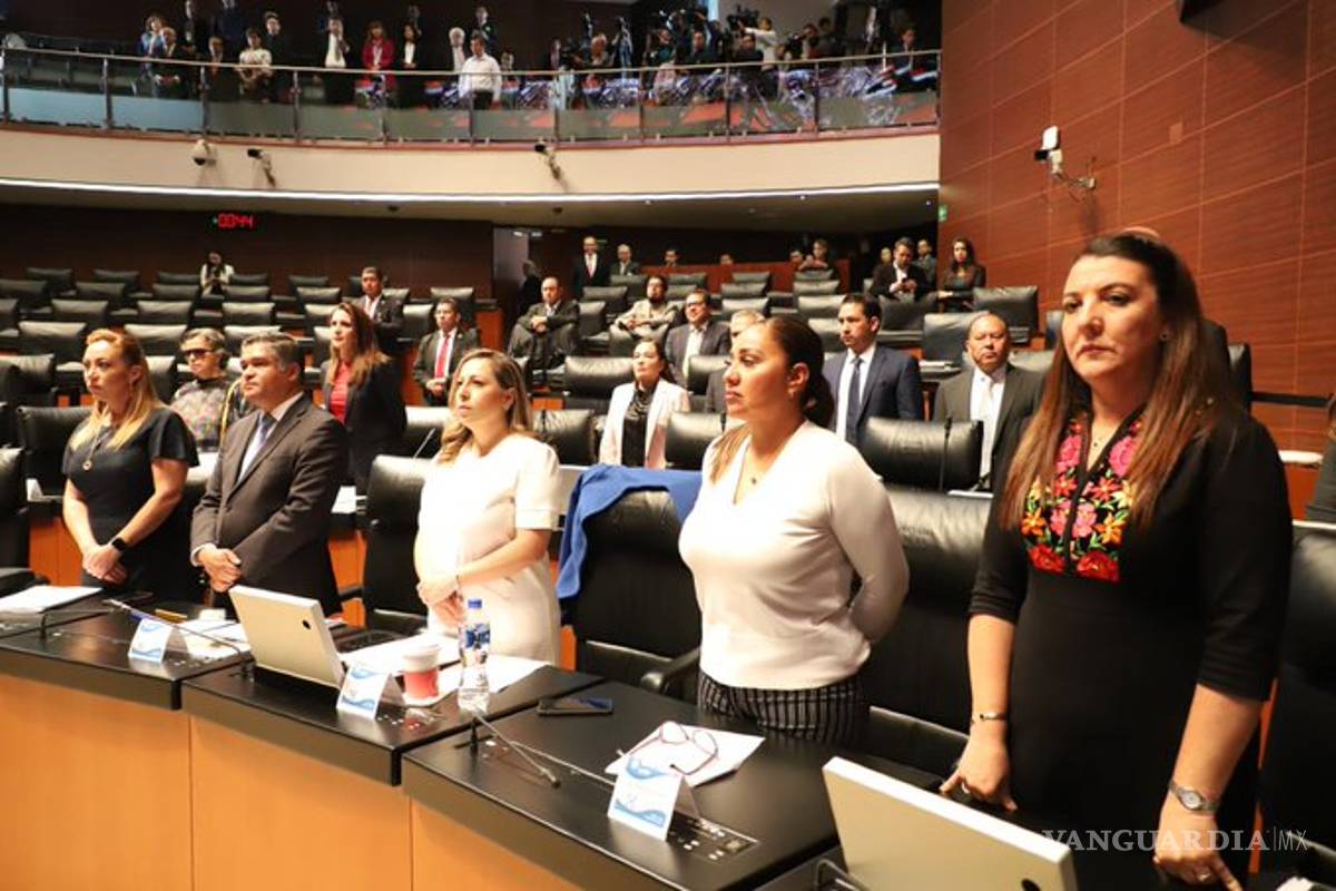 Congreso guarda minuto de silencio por víctimas de tiroteo en El Paso