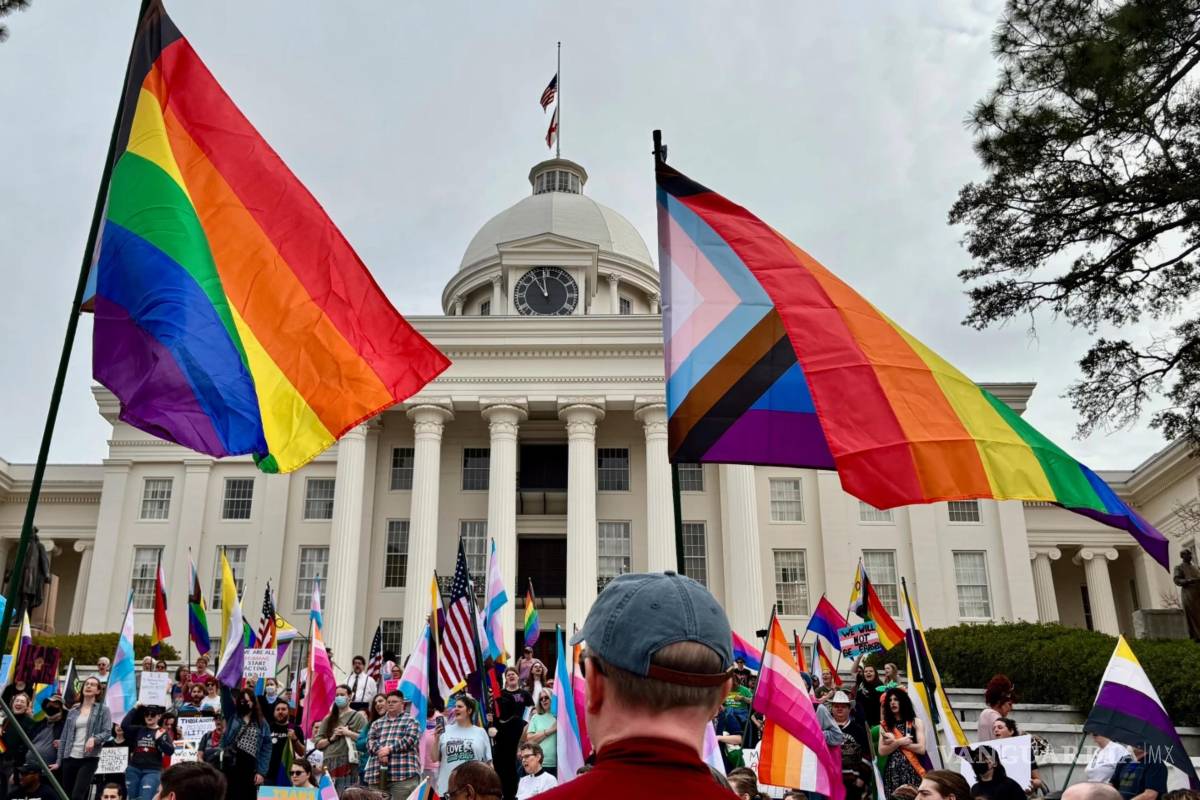 $!Protesta en el Capitolio de Alabama en Montgomery, Alabama, el 5 de febrero de 2025 contra proyectos de ley que afectarían a las personas transgénero.
