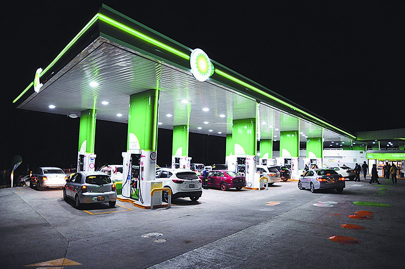 Abarrotan gasolinera extranjera en la CDMX; rinde más el combustible, dicen