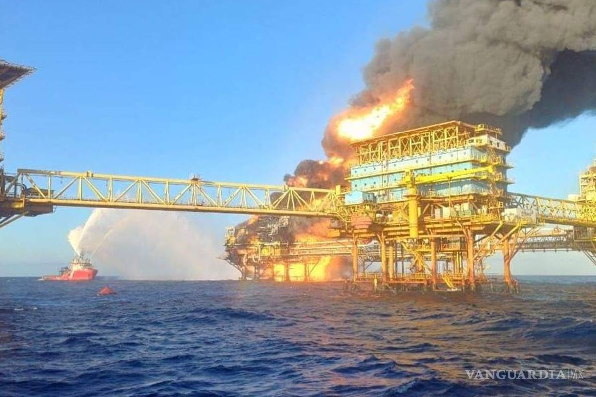 Incendio en plataforma de Pemex... AMLO confirma explosión; reportan heridos y desaparecidos (videos)