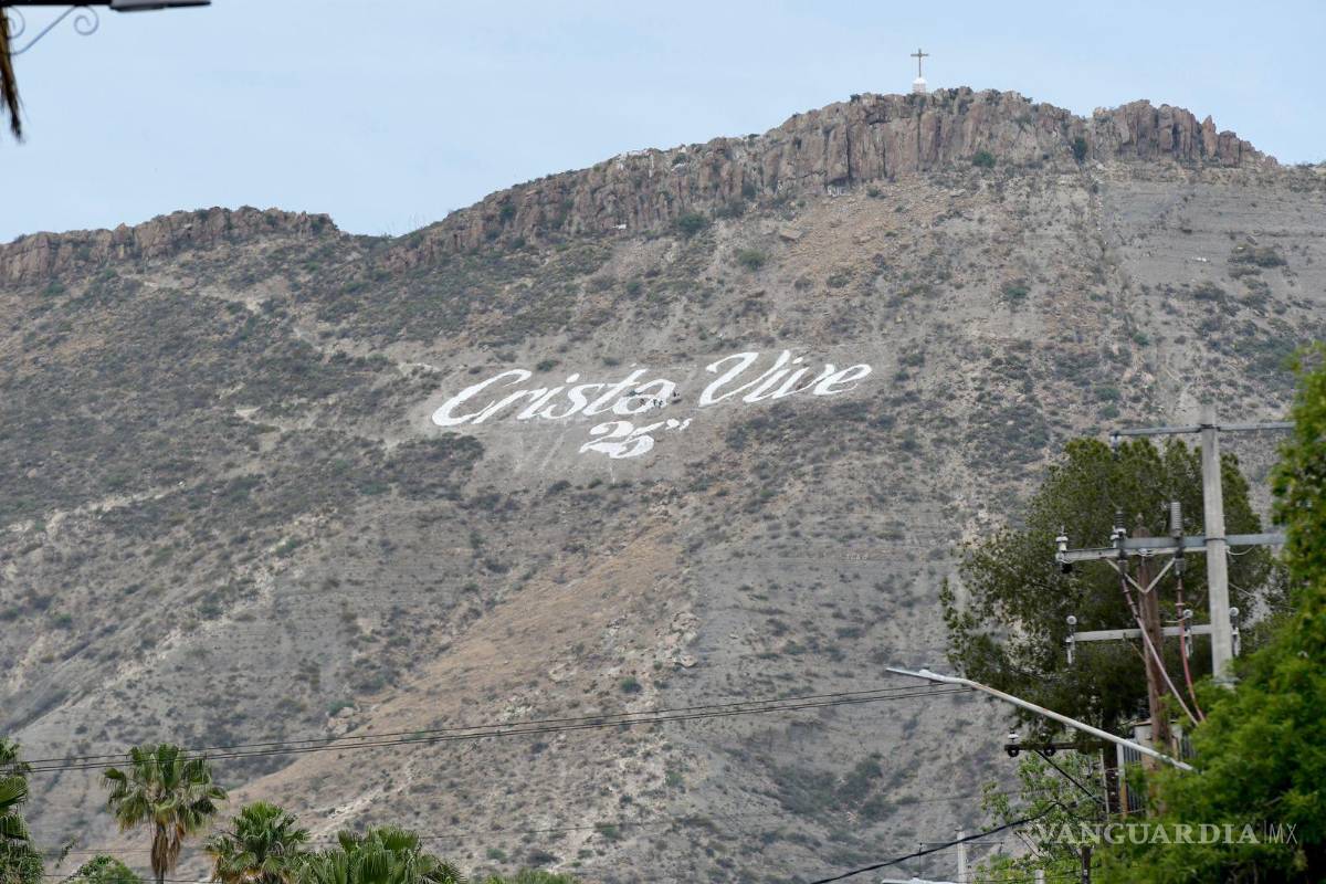 ‘Crista Vive’: intervienen insignia de organización cristiana en el Cerro del Pueblo de Saltillo; ciudadanos abren debate