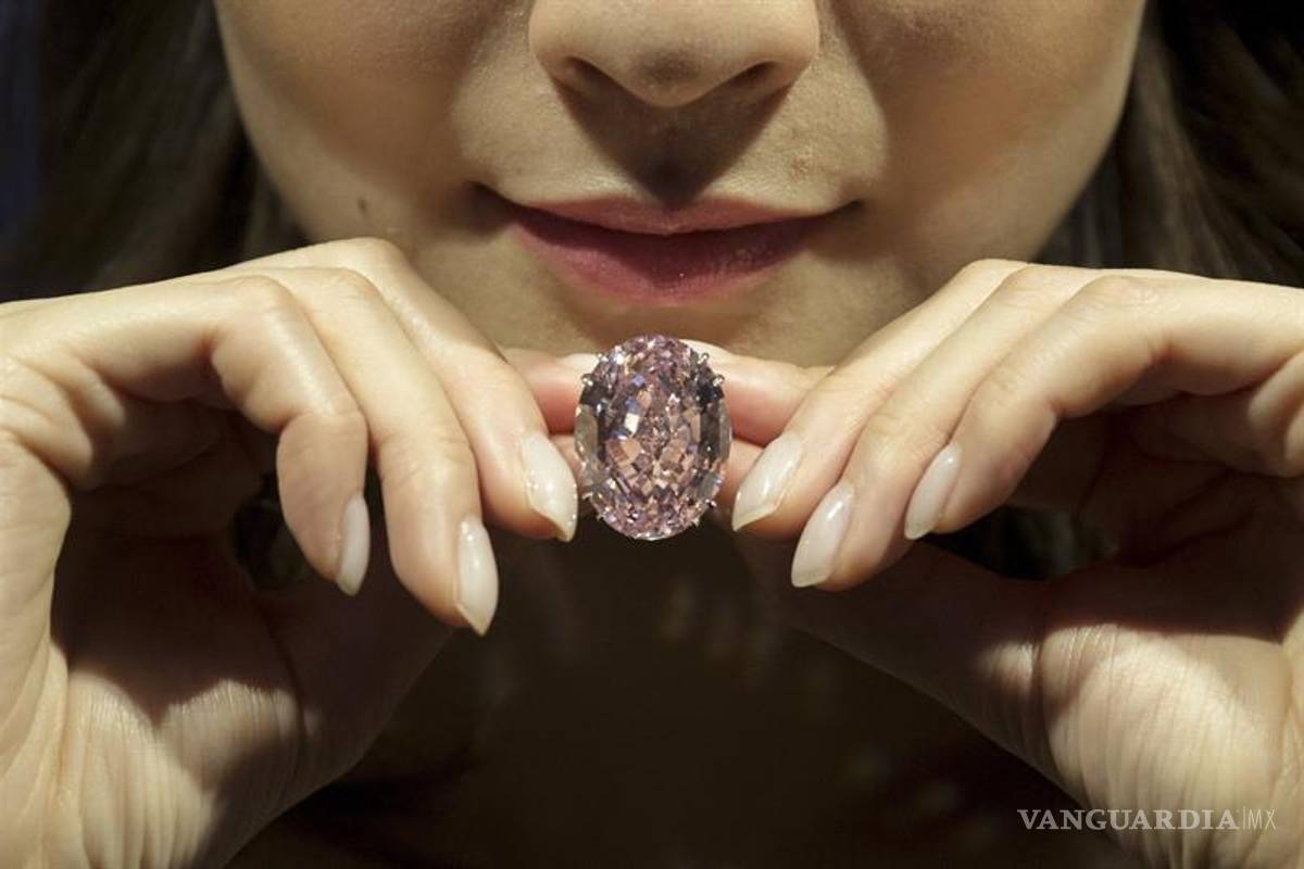 Diamante &quot;Estrella Rosa&quot; se convierte en la joya más cara en una subasta