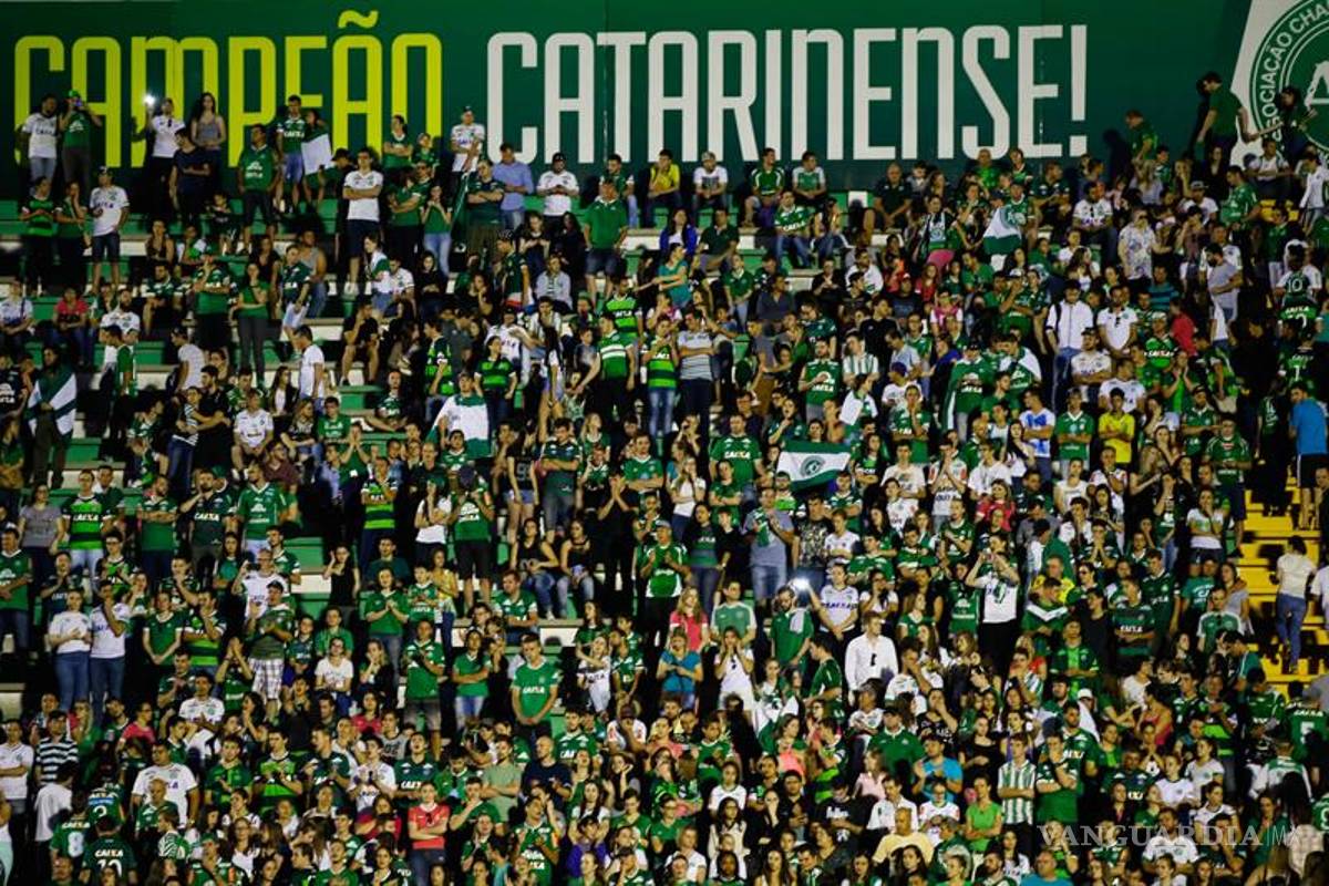 $!Aficionados le rinden homenaje al Chapecoense en su estadio