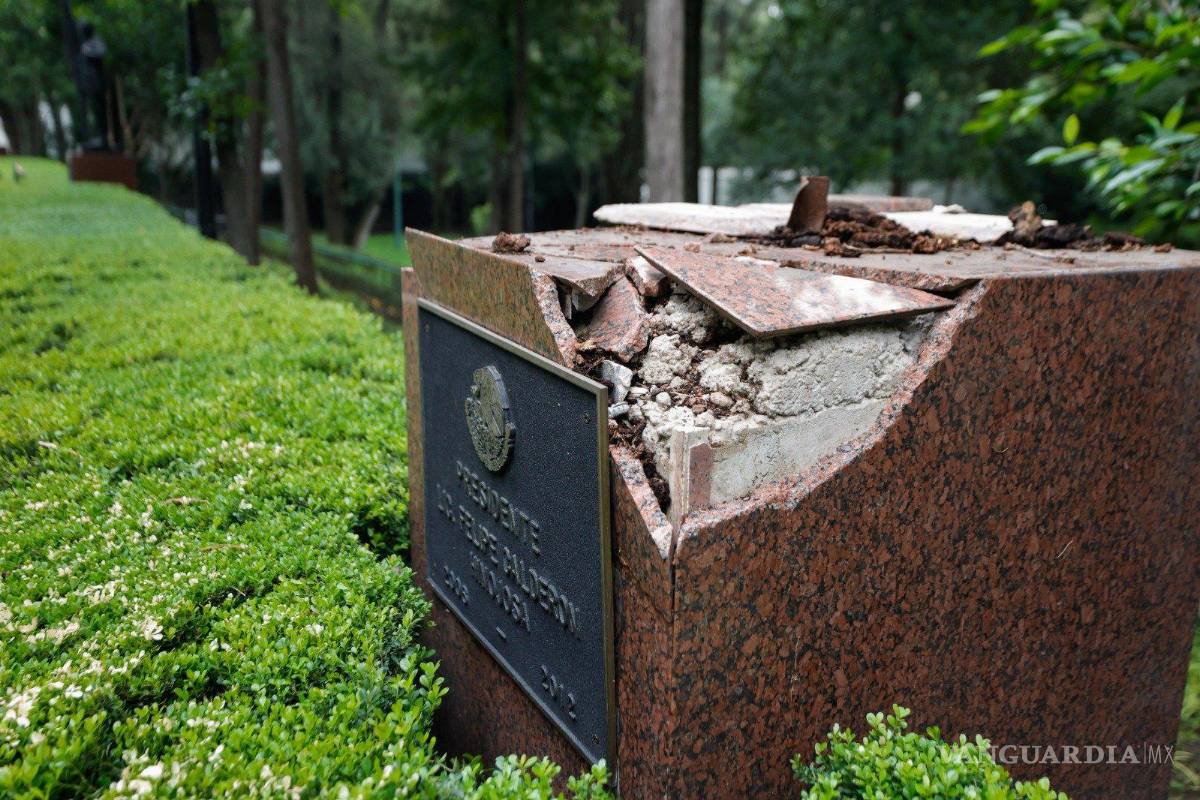 Estatua de Felipe Calderón en Los Pinos fue derribada por árbol debido a intensas lluvias