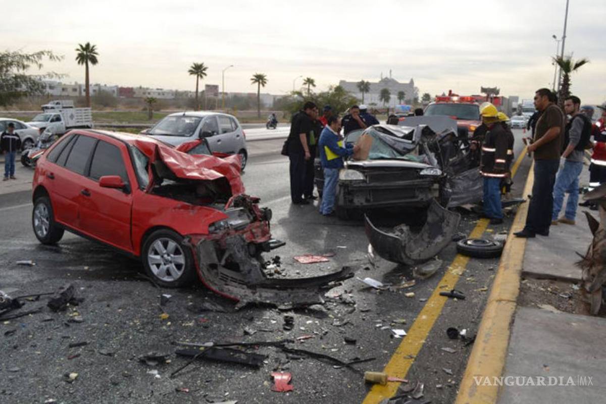 Conductores que hablan o escriben por celular son un peligro