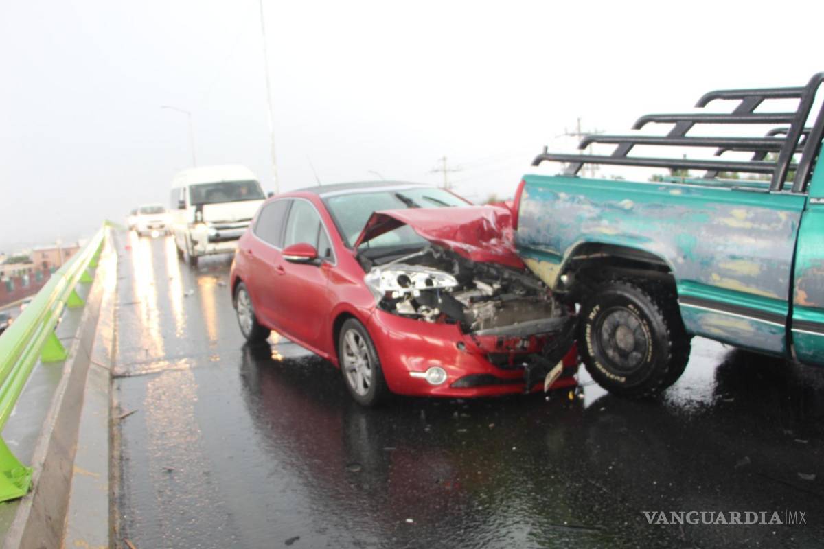 Fuertes lluvias ocasionan choque múltiple en pleno puente al sur de Saltillo