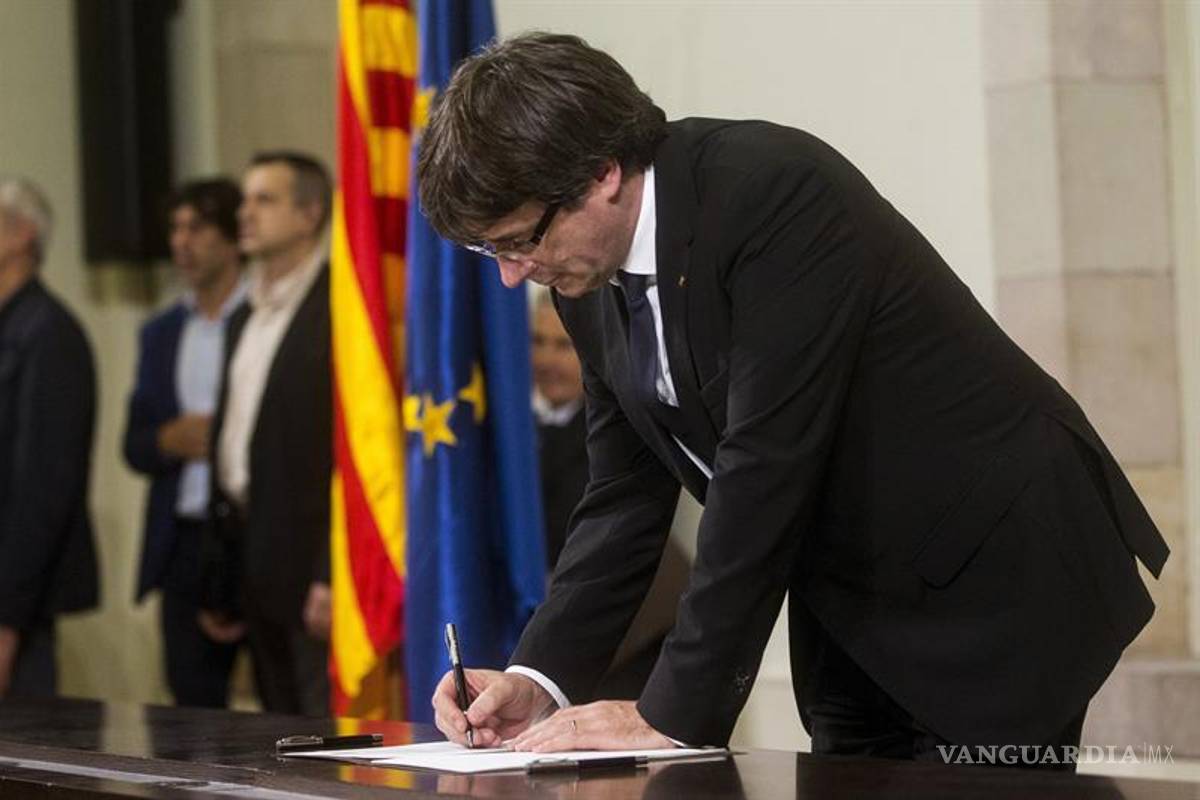 Presionan a Puigdemont para que levante la suspensión de la secesión