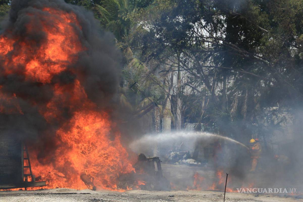 $!Bomberos trabajan para sofocar las llamas de una centro de refinamiento clandestino (huachicolera) en González a escasos 12 kilómetros de Villahermosa.
