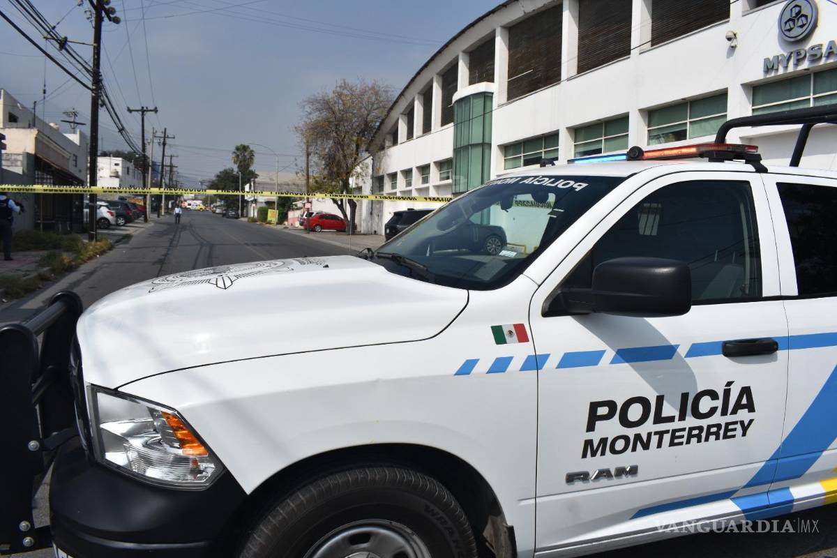Dejan dos granadas de fragmentación en la vía pública, en Monterrey