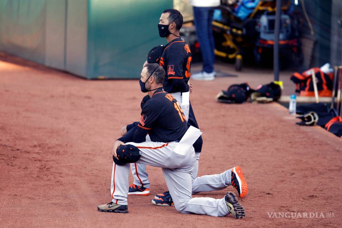 Gabe Kapler de los Gigantes se convierte en el primer manager de MLB en arrodillarse para Himno