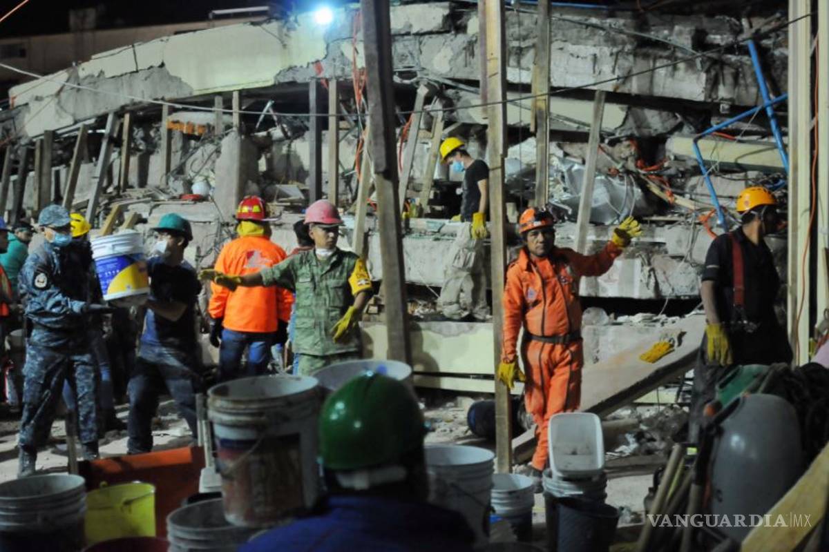 En medio de la tragedia mexicanos entonan &quot;Cielito lindo&quot;