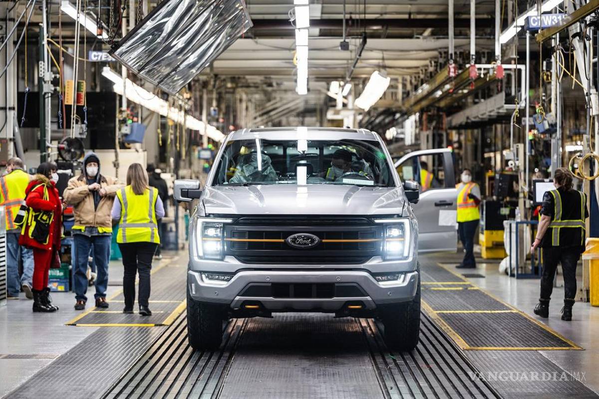 $!Una F-150 Tremor 2022 color Iconic Silver fue la encargada de llevarse esta distinción, y se encuentra ya camino a Texas para llegar a manos de su nuevo propietario. Foto Ford Motor Company