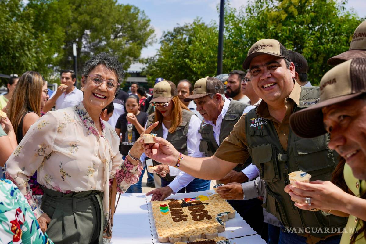 Disfrutan familias de Ramos Arizpe del segundo aniversario de Dinolandia