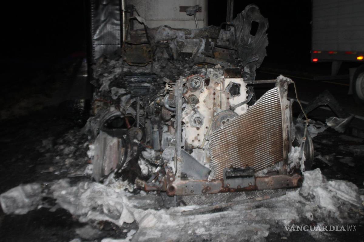 La libra de milagro: incendio de tráiler provoca largas filas de vehículos en carretera Saltillo-Torreón