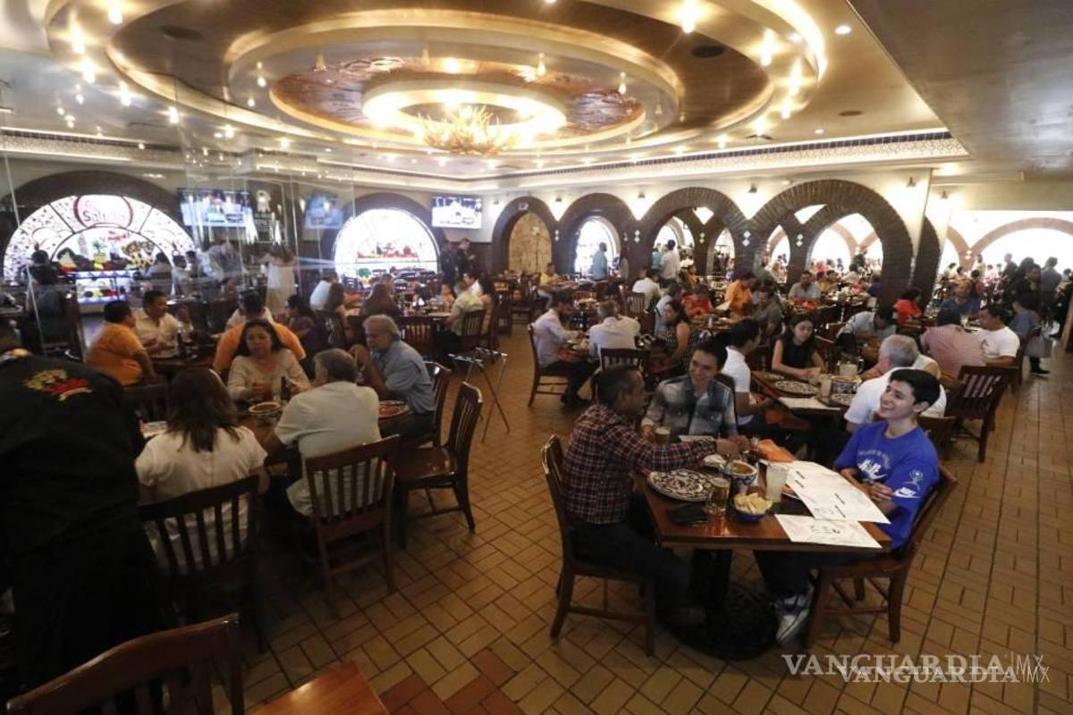 Saltillo: ¡Qué padre! Prefieren papás celebrar su día en restaurantes... con cerveza y en familia