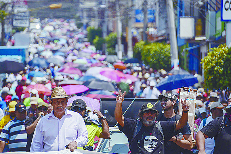 Contemplan despedir a más de 2 mil profesores