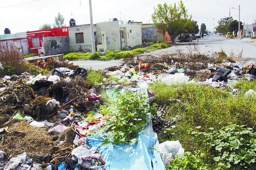 Sirve arroyo de basurero para vecinos de Ramos Arizpe