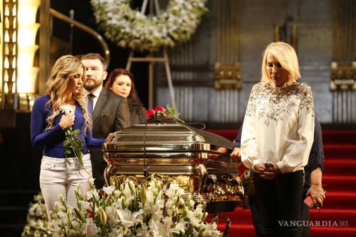 Laura Bozzo y los artistas que hicieron guardia a José José en su homenaje en Bellas Artes