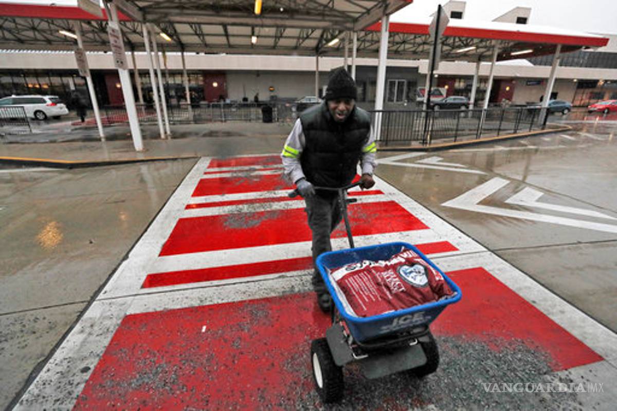 Miles de vuelos cancelados y retrasados por tormenta de nieve en EU