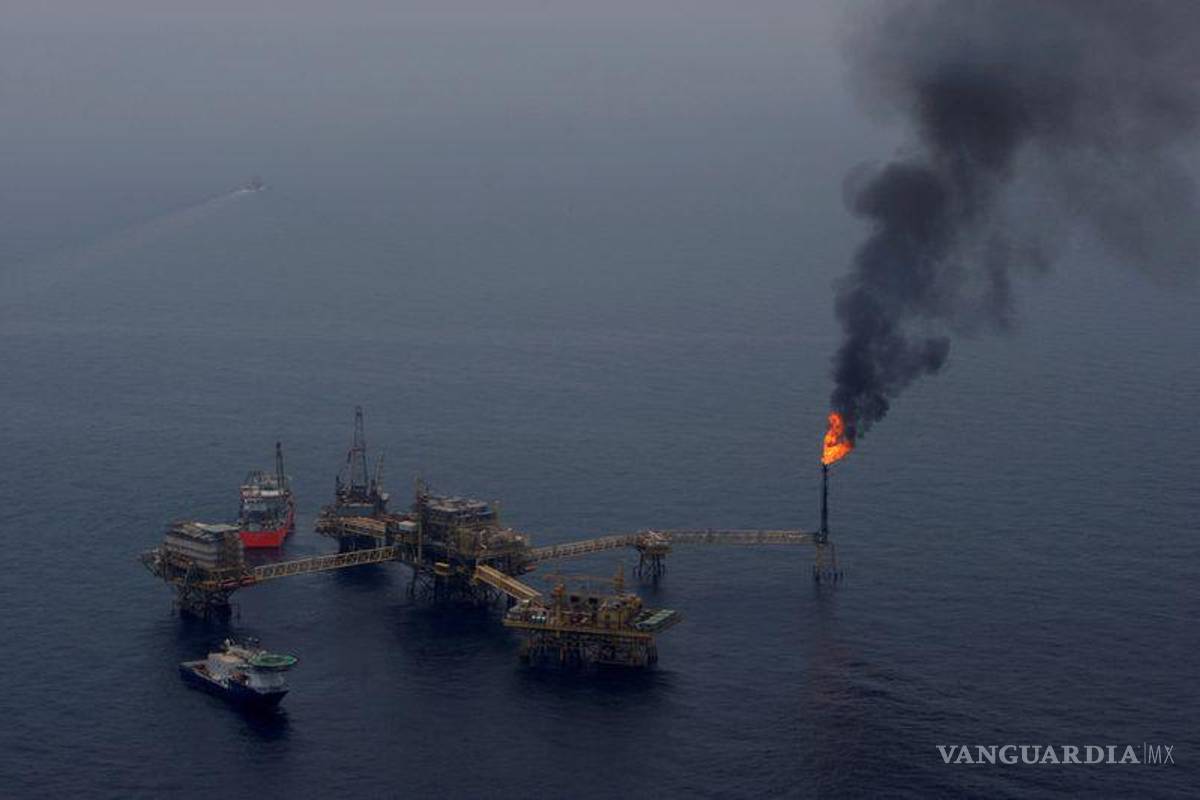 Pemex se compromete a eliminar quema de petróleo y gas