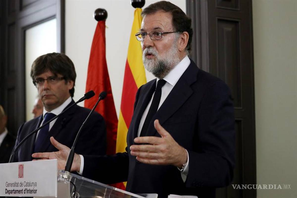 Rajoy y Puigdemont aseguran coordinación tras atentados en Cataluña