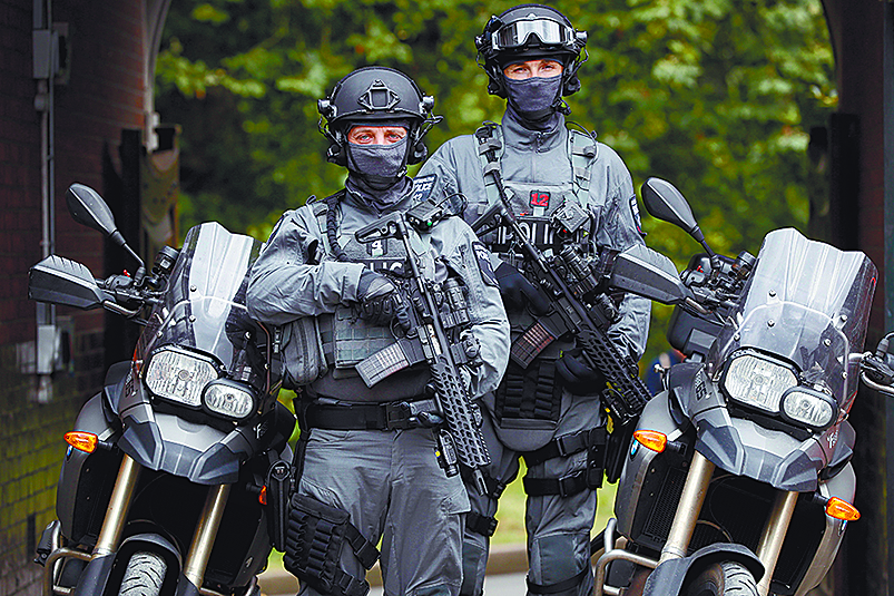 Alarma en Reino Unido ante la amenaza ISIS; de última hora, hombre acuchilla a varios y deja a una persona muerta