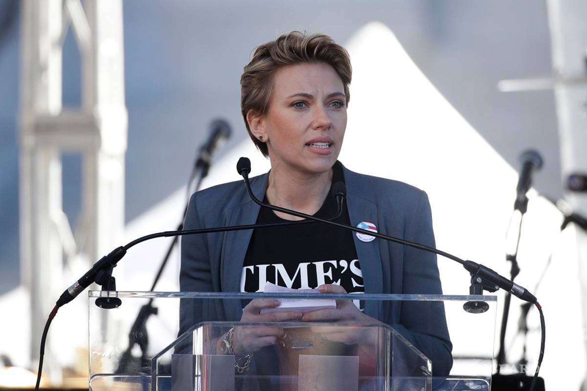 Scarlett Johansson reaparece tras críticas y le "pinta dedo" a la cámara