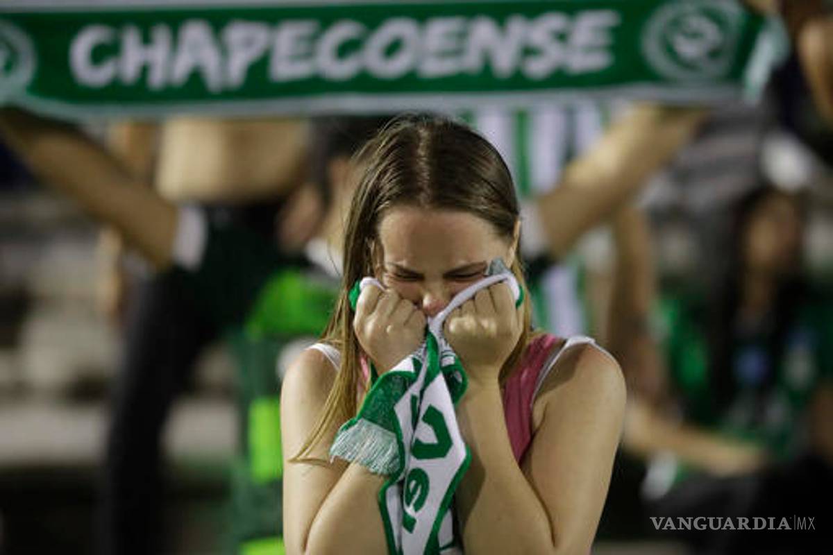 Aficionados le rinden homenaje al Chapecoense en su estadio