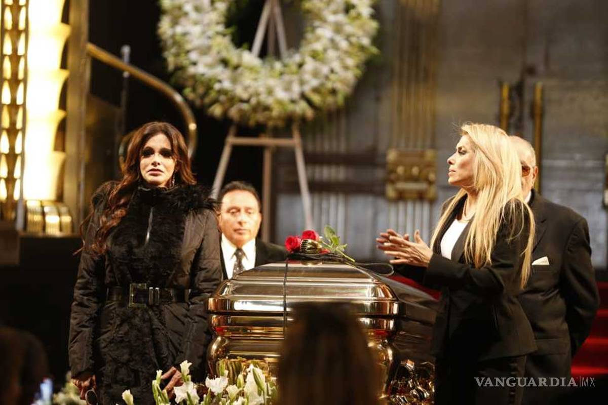 $!Laura Bozzo y los artistas que hicieron guardia a José José en su homenaje en Bellas Artes