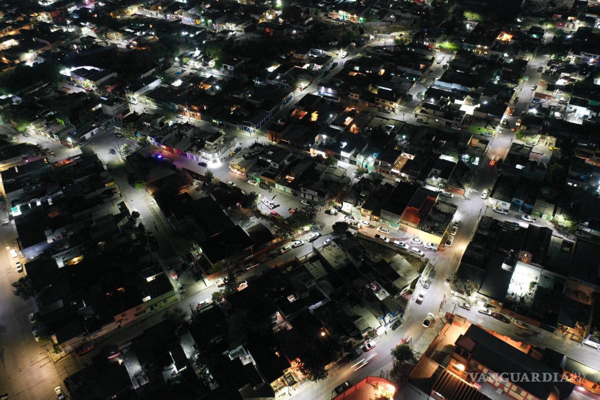 Rehabilitan alumbrado público de la colonia Universidad Pueblo, en Saltillo
