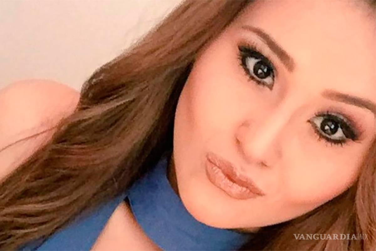 Gomita vuelve a lucir escote, pero tal vez demasiado