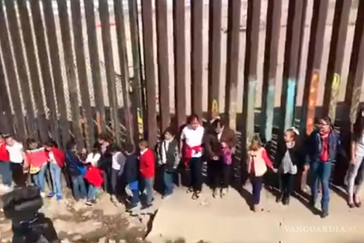 Niños cantan Cielito Lindo en el muro de Trump (video)