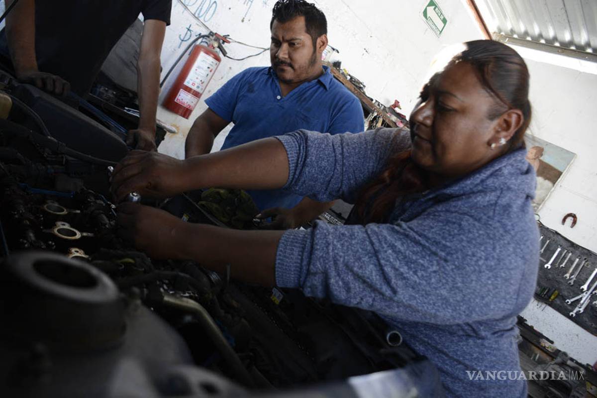Padre hereda oficio de mecánico a su hija