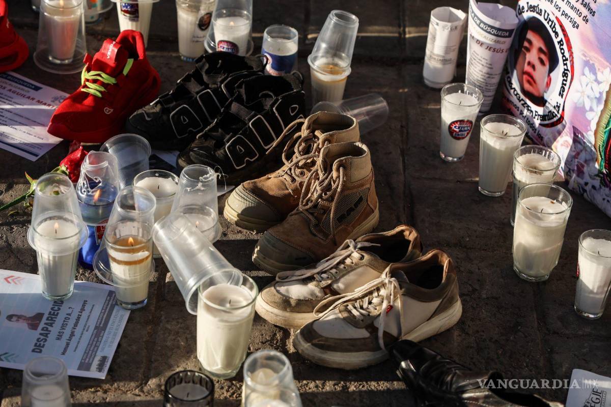 Nos deben de indignar los niños con armas y las fosas: Iglesia