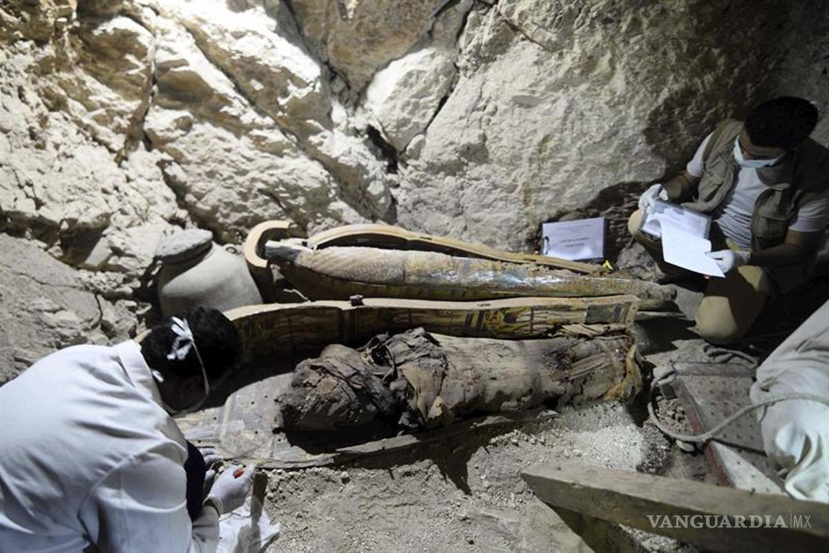 Descubren ocho momias en una antigua tumba de Egipto