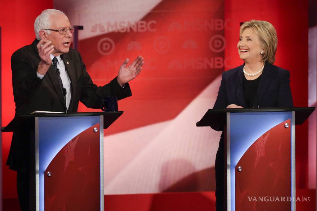 Hillary Clinton y Bernie Sanders cruzan reproches en un debate acalorado
