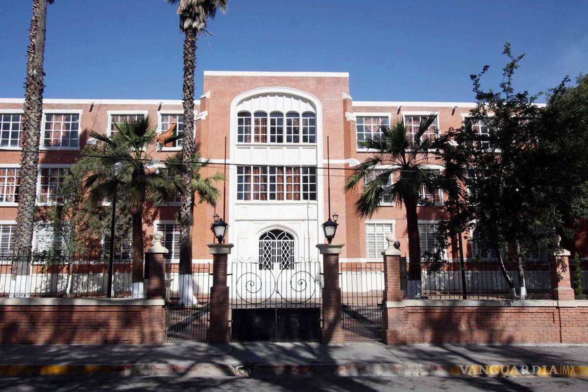 Orientan a padres sobre el suicidio en la preparatoria Mariano Narváez de Saltillo