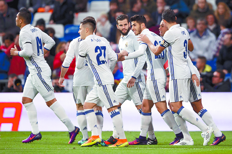 Van merengues por liderato y nueva marca