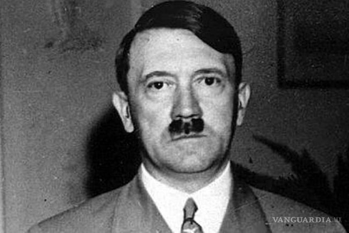Subastan foto inédita de Hitler; aparece con su cuñado, a quien mandó fusilar