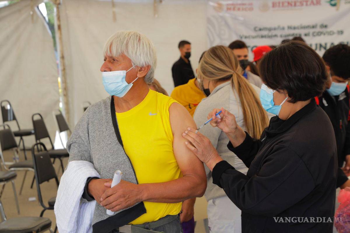 Inicia vacunación para mayores de 18 años; les aplican segundas dosis AstraZeneca
