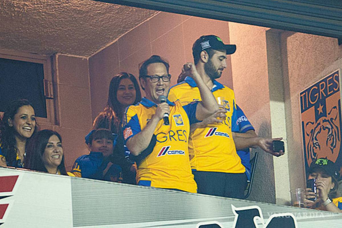 Actores famosos y niños triquis alientan a Tigres en la final
