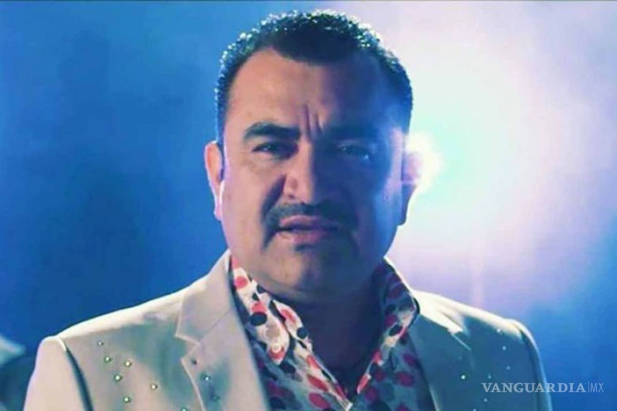 Vocalista de Conjunto Primavera rompe en llanto al quedarse sin voz en pleno concierto