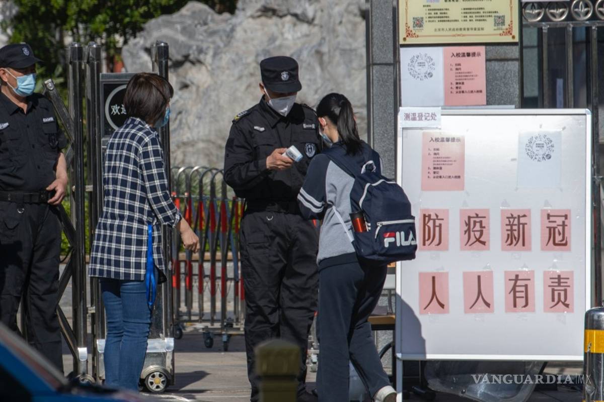 Con brazaletes electrónicos miden la temperatura a estudiantes en Pekín