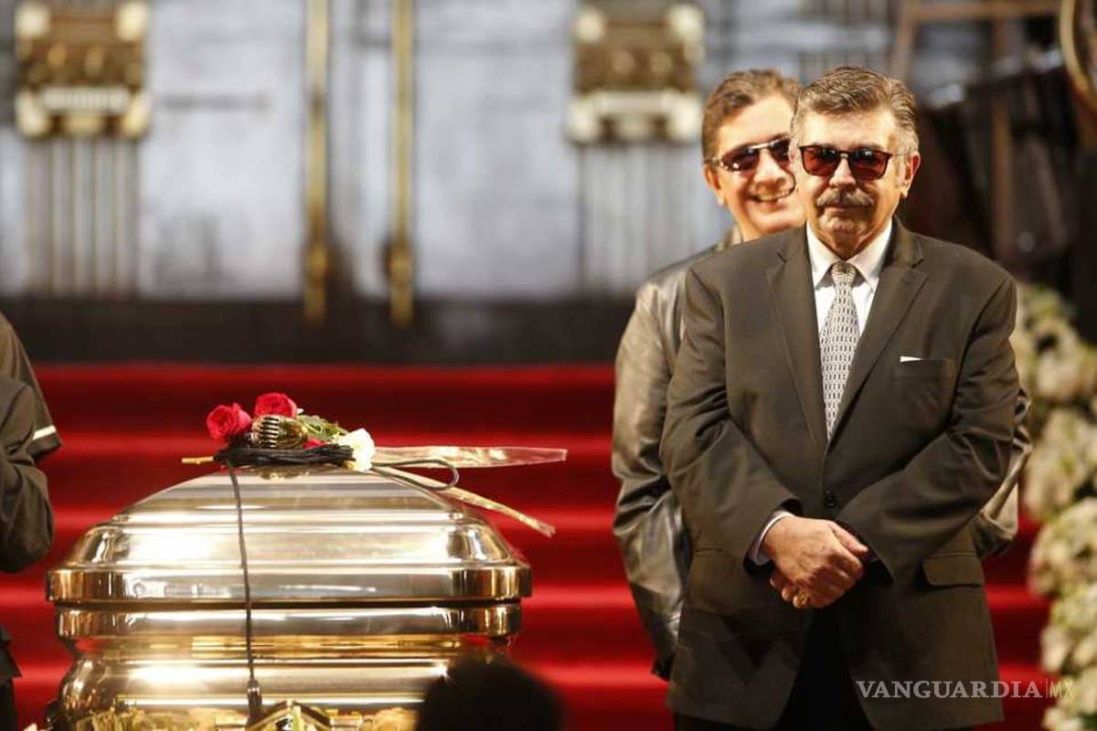 $!Laura Bozzo y los artistas que hicieron guardia a José José en su homenaje en Bellas Artes