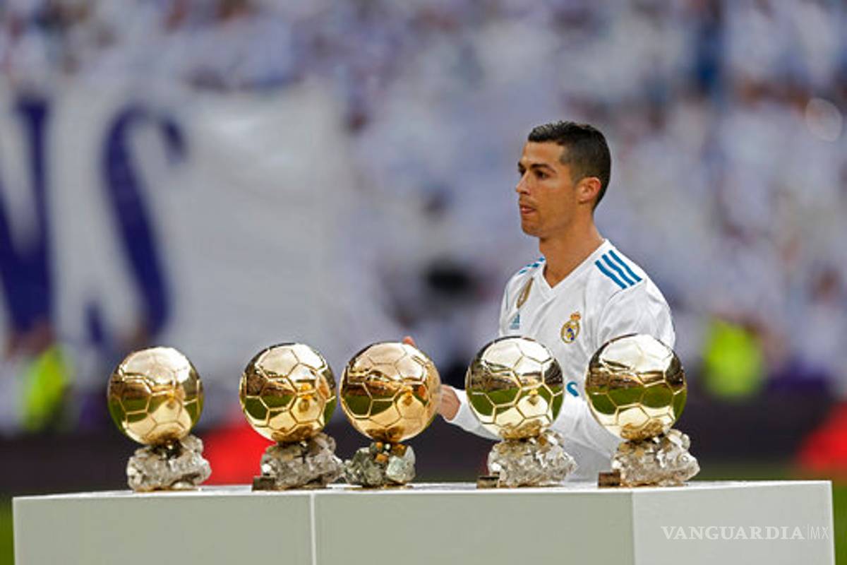 Cristiano Ronaldo exhibe sus cinco Balones de Oro en el Bernabéu