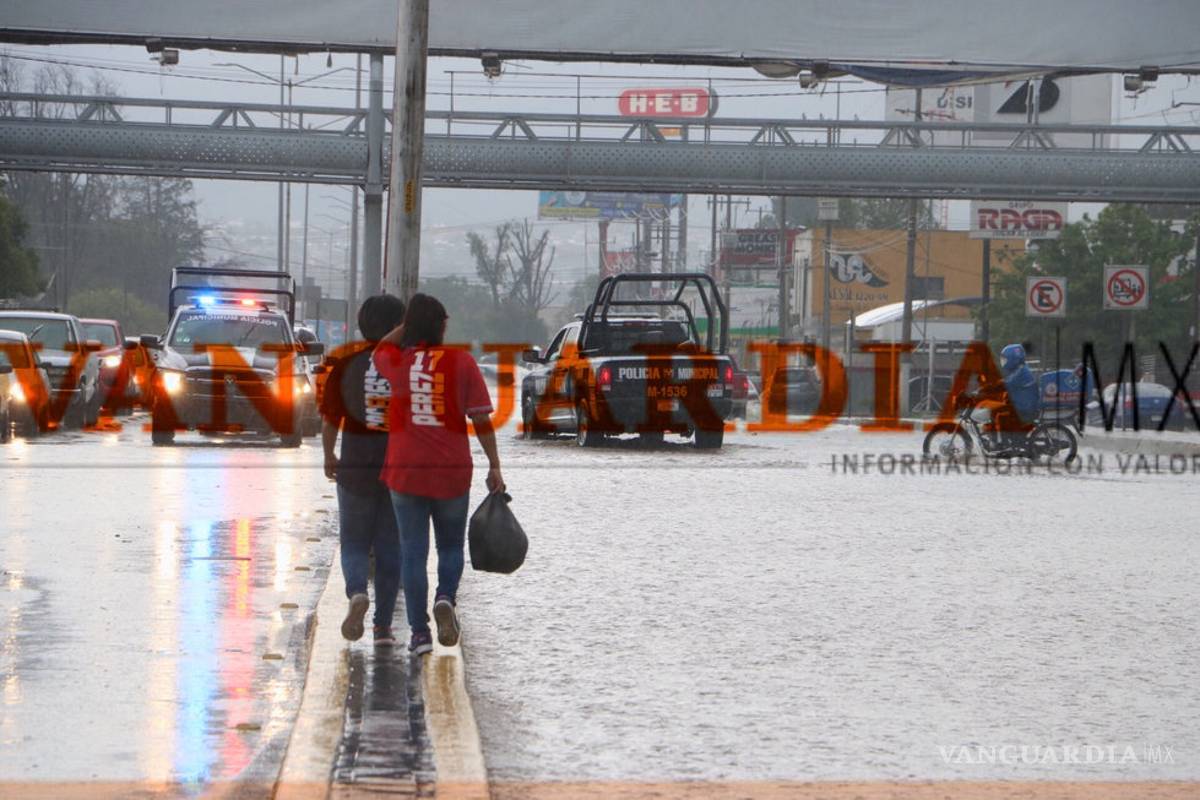 Una casa derrumbada y 8 vehículos varados fue el saldo de la lluvia en Saltillo
